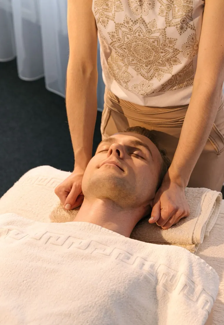 Female therapist giving an in-room outcall massage in Taipei